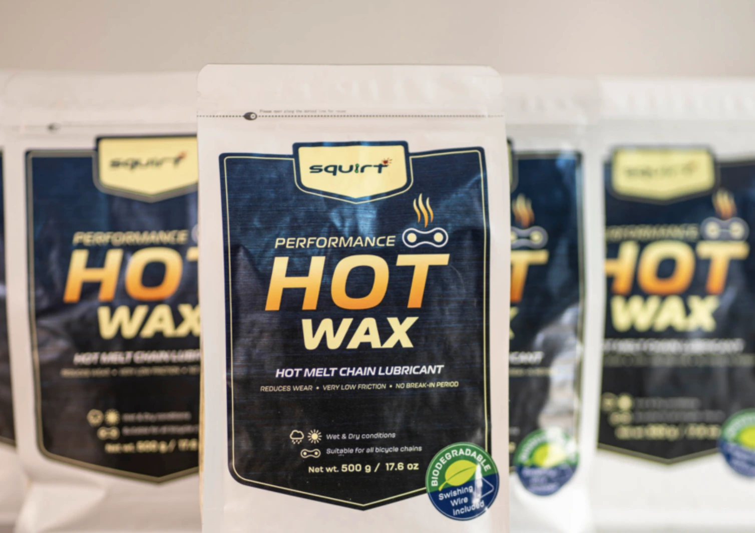 Versement de la Squirt Performance Hot Wax dans un récipient de chauffe